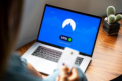 خرید فیلتر شکن پر سرعت خرید فیلترشکن قوی اندروید و آیفون خرید وی پی ان برای ایرانسل خرید فیلتر شکن V2rayNG